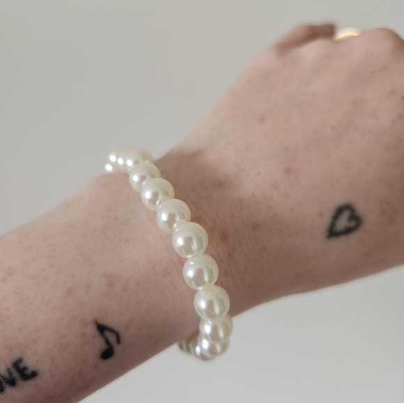 Elegant Faux Pearl Bracelet - Picture 2 of 3